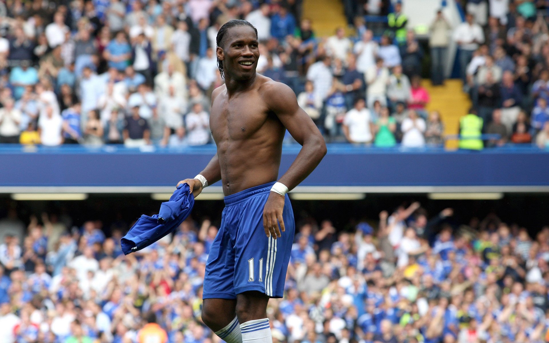 英雄联盟全球总决赛，巅峰对决引爆电竞狂潮，新王登基谱写传奇