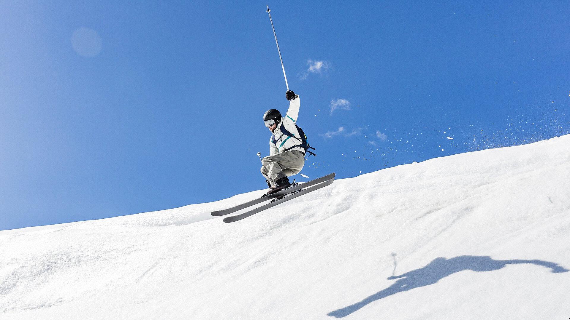 世体深度解析，佩德里引领巴萨新时代，德容默契搭档铸就中场双核